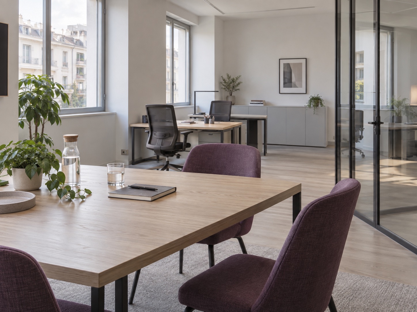 Ambientazione illustrativa di un ufficio con tavolo riunioni e sedute viola
